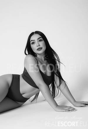 Alisha hot