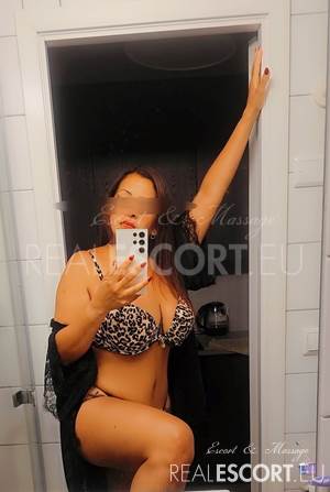 Yesenia hot