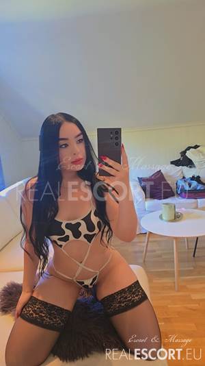 Alisha hot