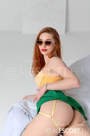 Monica_hot