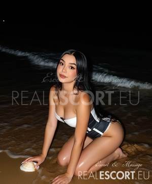 Alisha hot